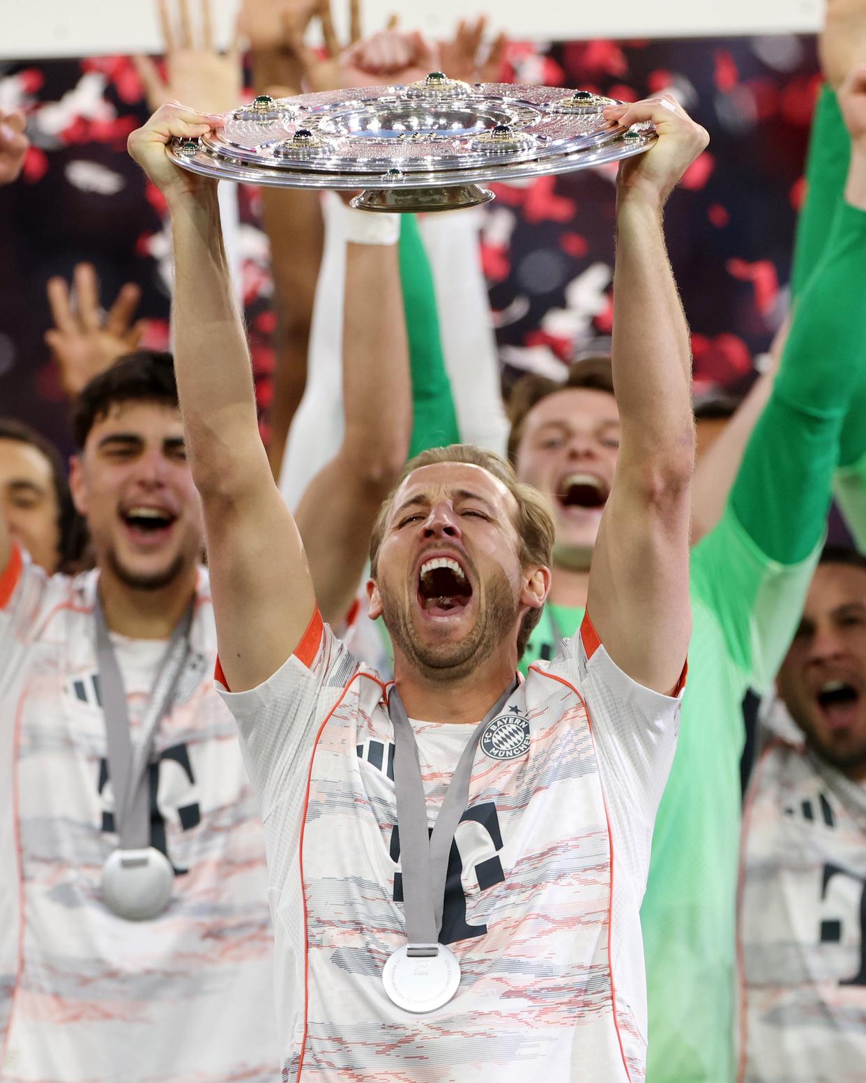 开云-拜仁慕尼黑有意法甲中场，引发球迷热议，士气大振