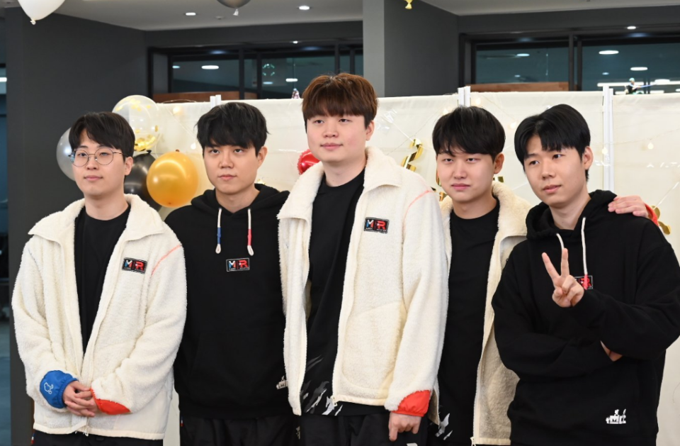 开云体育登录-KT鏖战100T，Viper关键团战开团秒人激烈交锋小组赛，让粉丝疯狂欢呼