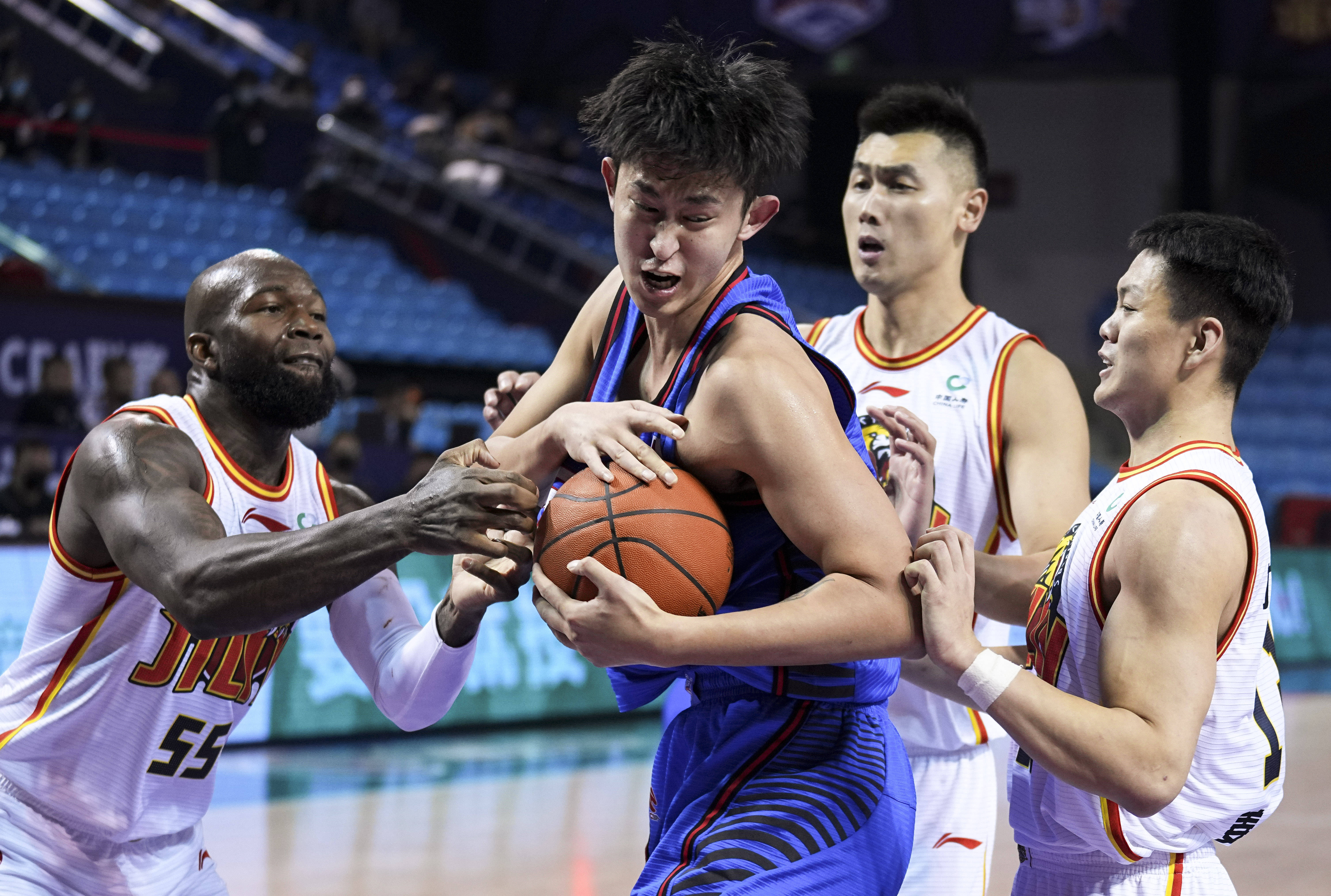 CBA赛事精彩瞬间盘点，年度回顾震撼登场