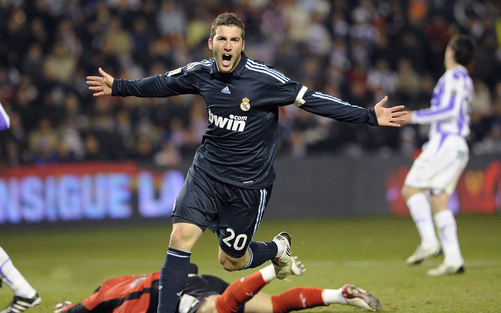 神级扑救!库尔图瓦一夫当关,切尔西力克曼联重返前四